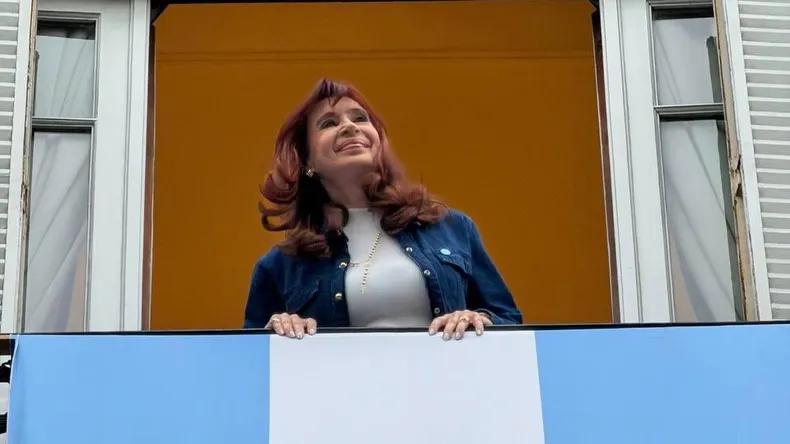 Cristina Kirchner cruzó al Gobierno por el dólar y advirtió por la salida de empresas