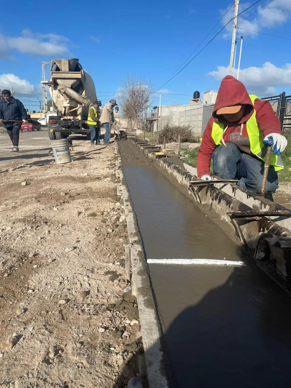 Inicio de obras de cordón cuneta en el barrio Villa Lynch