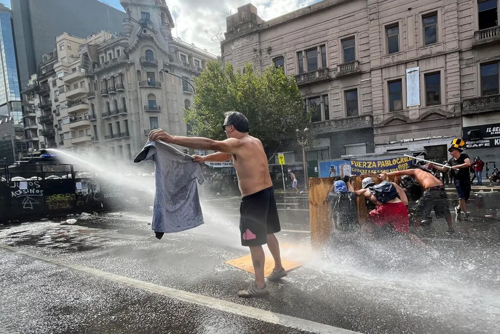 Nueva pulseada en las calles por la reforma laboral movilización y advertencias oficiales