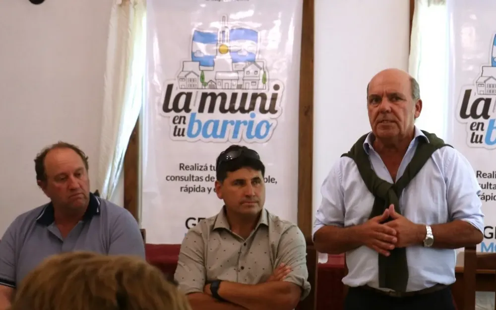 Ricardo Moccero junto a vecinos de Coronel Suárez