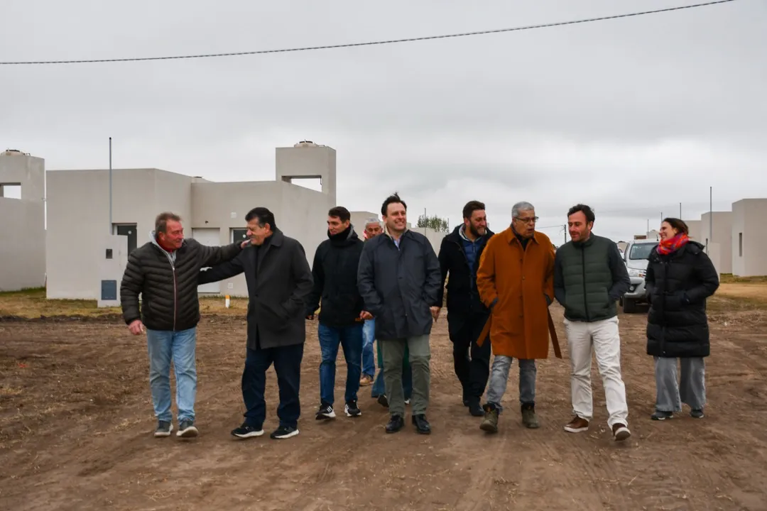 El intendente recorrió obras de viviendas con autoridades provinciales 2