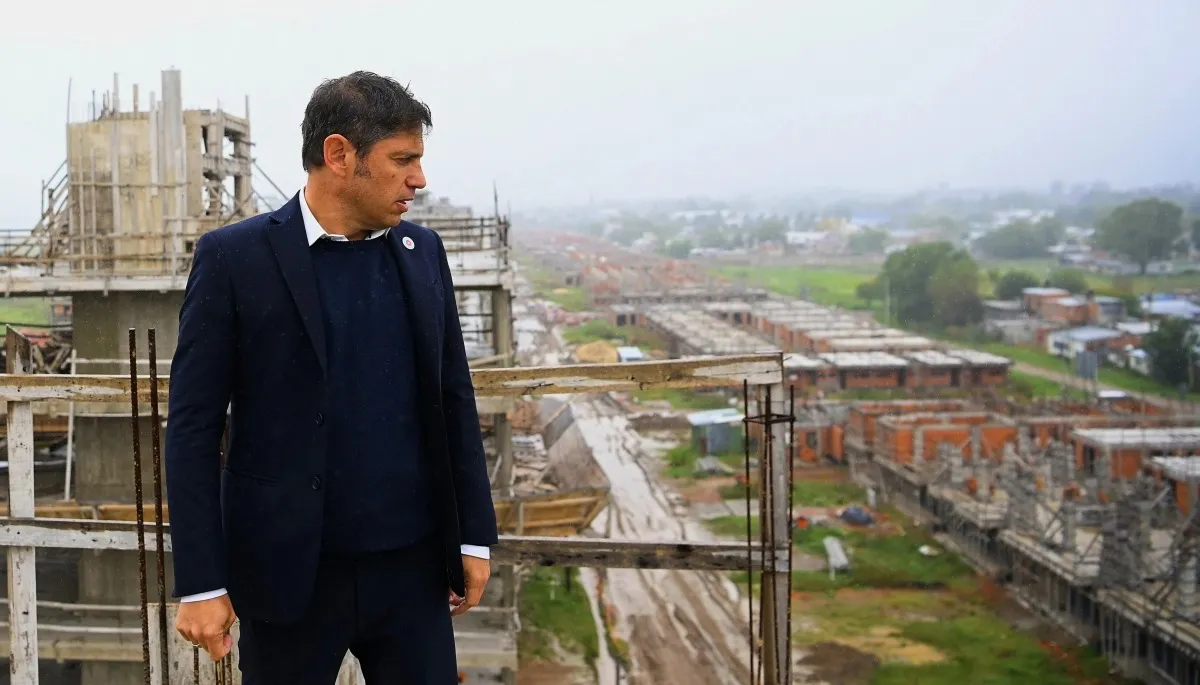 Axel Kicillof recorrió obras paralizadas por el gobierno nacional