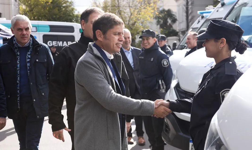 Kicillof entregó equipamiento a policías
