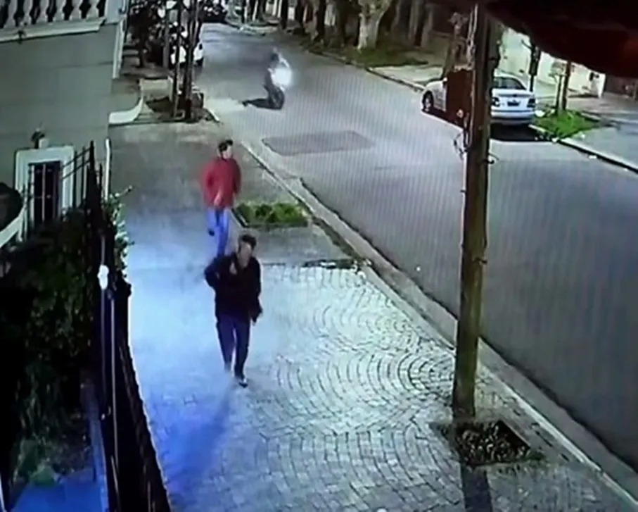 Escape al límite: el ingenioso truco para huir de motochorros