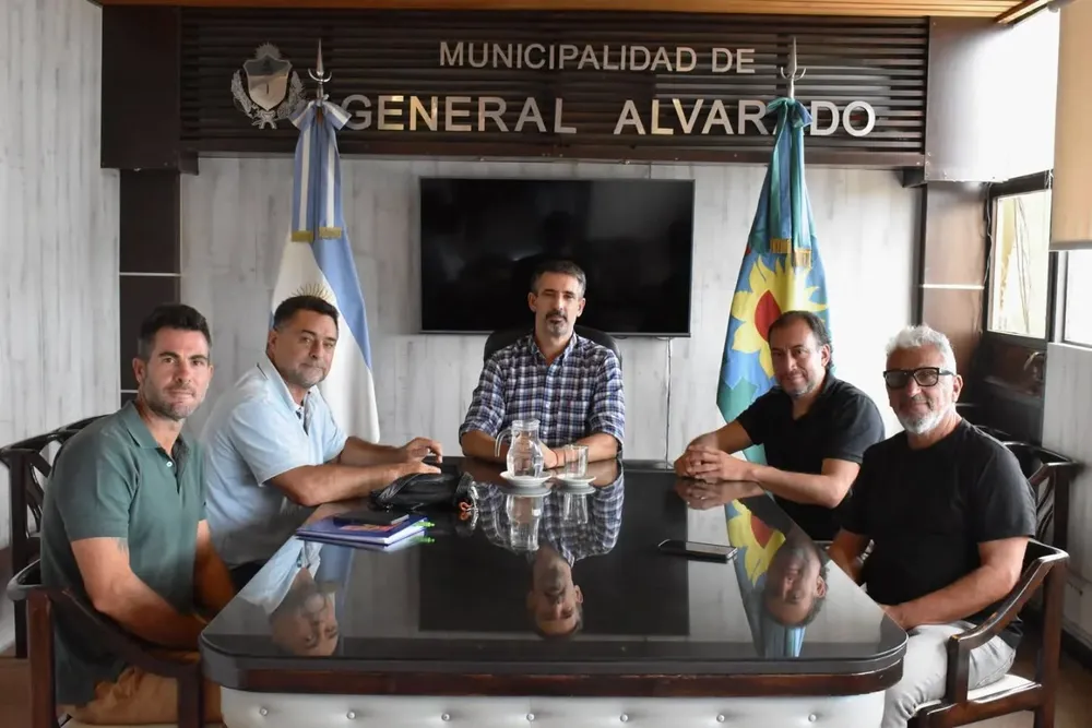 El intendente Ianantuony se reunió con autoridades sanitarias para avanzar en la reorganización del sistema de salud.
