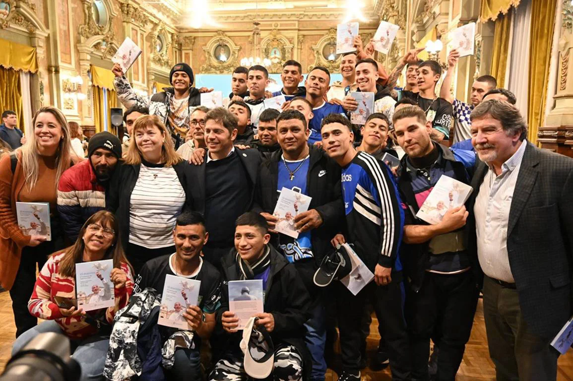 Kicillof en la presentación del libro sobre el Papa Francisco, distribuido en escuelas bonaerenses.
