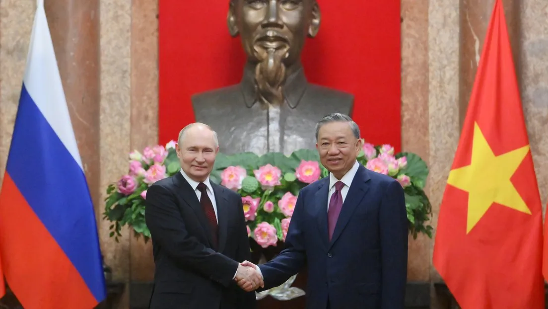 Vladímir Putin y su par vietnamita, To Lam, en Hanói, Vietnam.