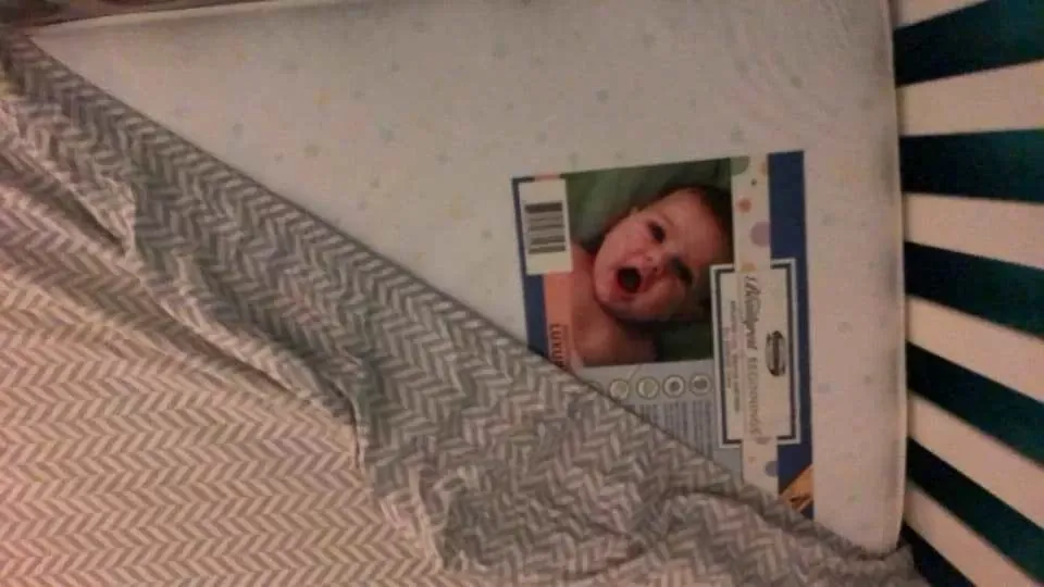 Espeluznante: El fantasma de un bebé apareció en la cuna de su hijo, ¡Mirá la foto!