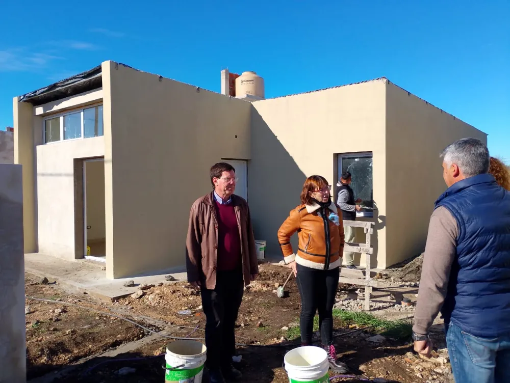 Batakis y Chalde supervisaron el avance de obra de las 46 viviendas Batakis y Chalde supervisaron el avance de obra de las 46 viviendas