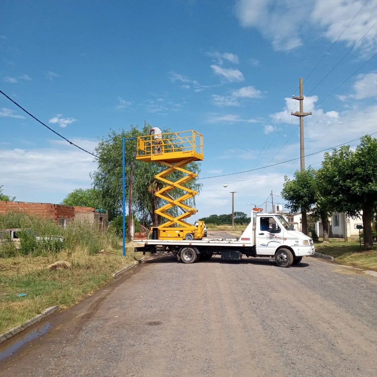 Se colocan nuevas luminarias LED en Rafael Obligado