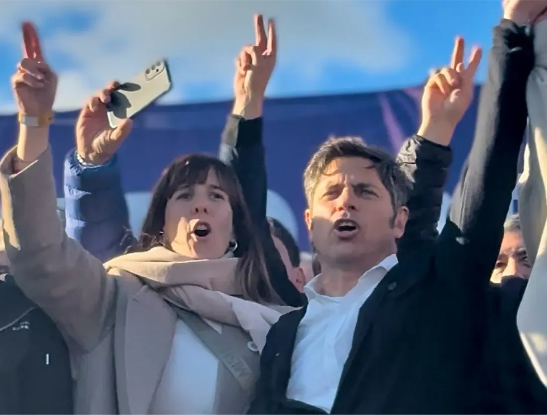 Lucía Iañez junto a Axel Kicillof