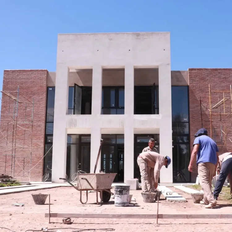 Gianini recorrió el avance de obra de la Casa de la Provincia 2