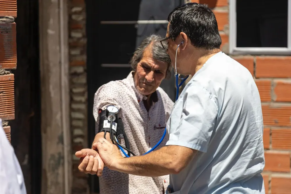 Se realizan rondas sanitarias casa por casa para llevar la salud pública a cada barrio