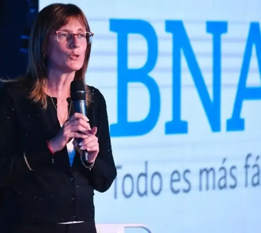 Imputaron a Batakis por la contratación de familiares y una numeróloga en Banco Nación