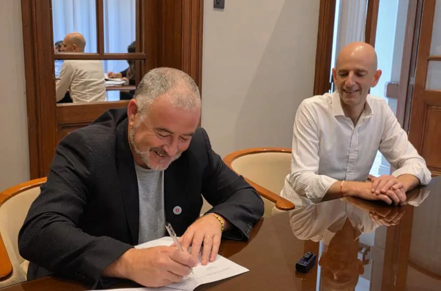 Poletti firmó el acuerdo con Fiplasto para crear más de 600 lotes sociales 2