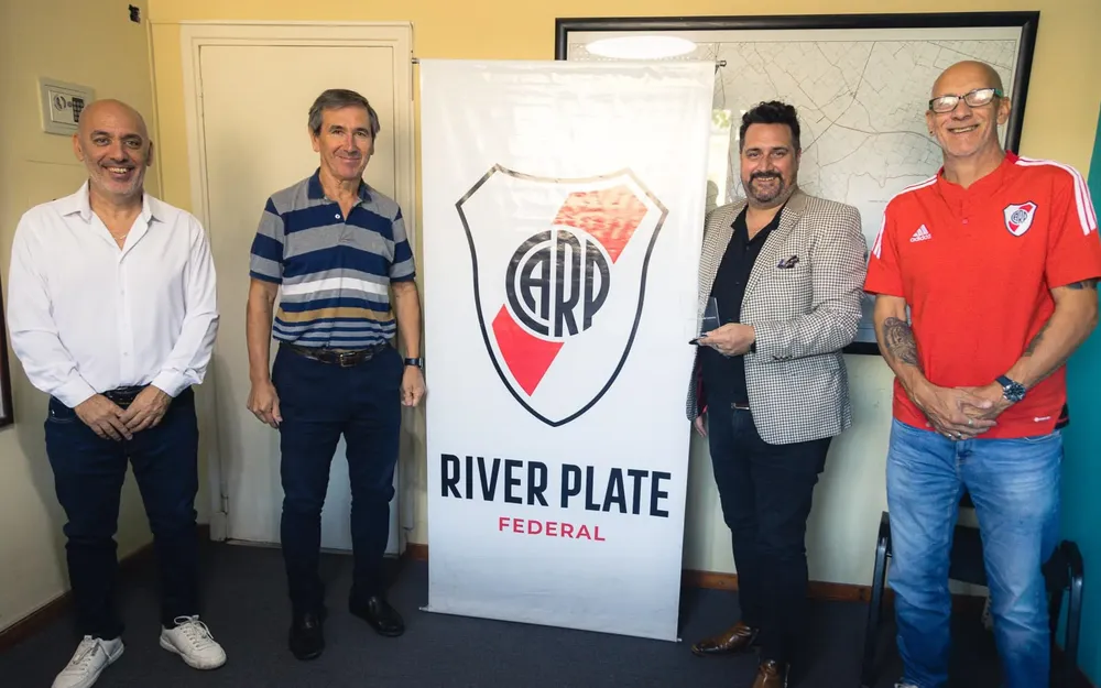 Harispe junto a dirigentes de River Plate.