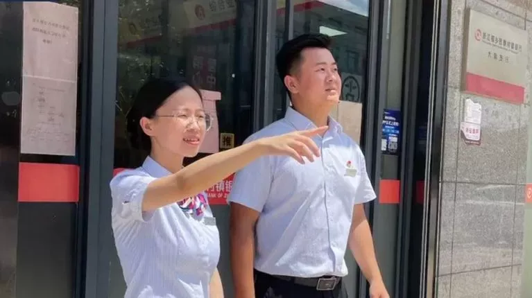 Hombre atrapa a una nena de dos años que cae al vacío: ¡Mirá el estremecedor momento!