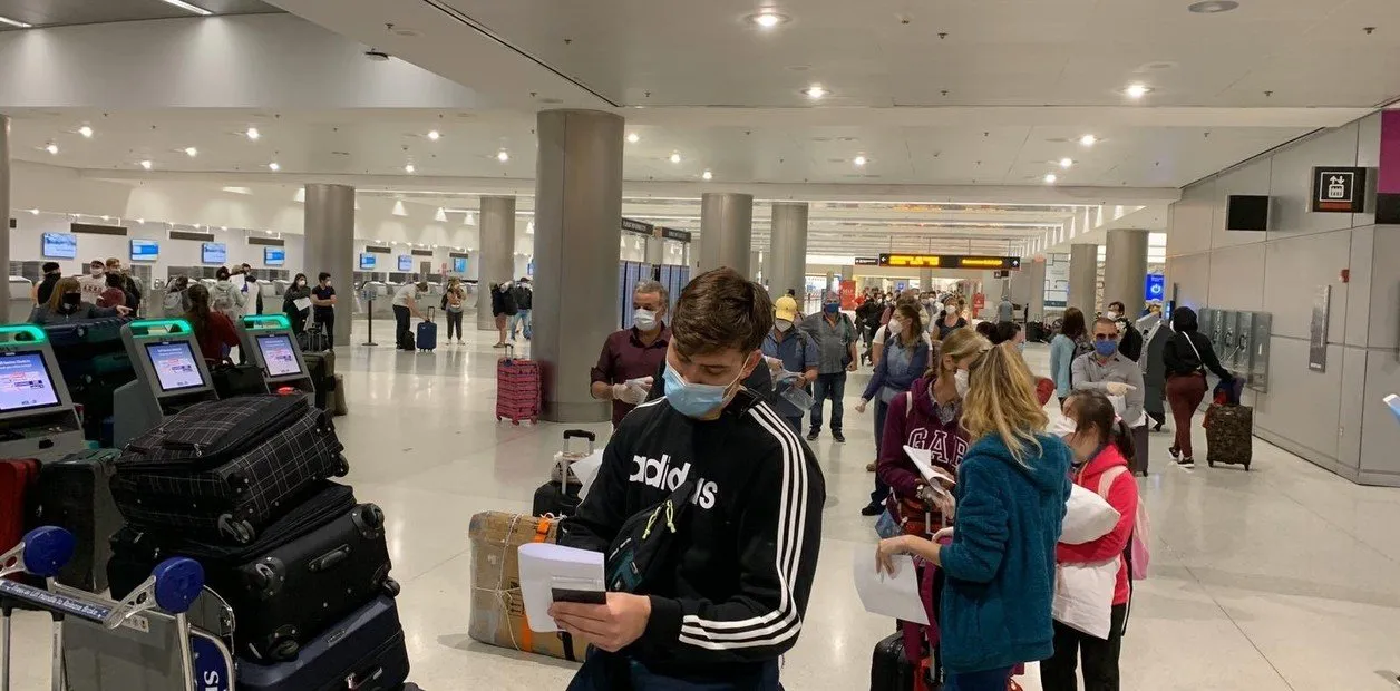 Casi 600 argentinos retornan hoy al pais en operativos coordinados por Cancilleria