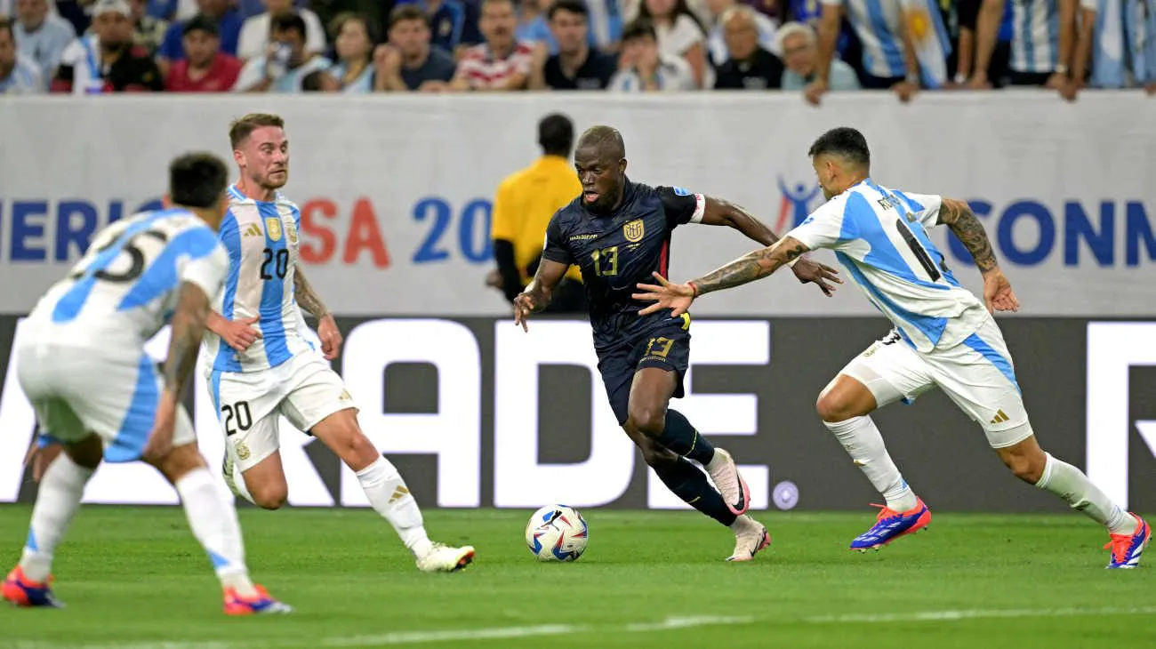 Argentina se mide ante Ecuador.