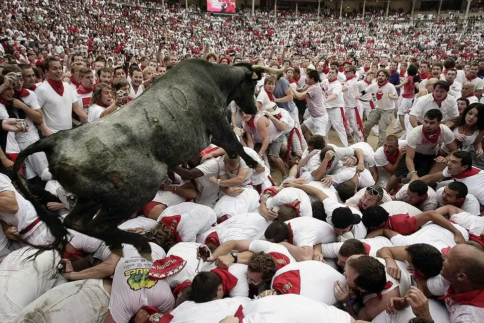 Tres heridos por corneadas tras quinto encierro de toros por festejos de San Fermin