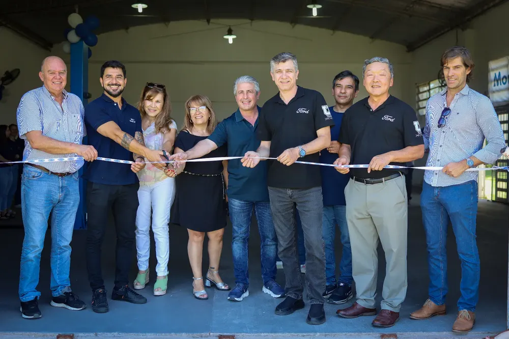 El Intendente participó de la donación de una pick-up para la Escuela de Oficios de Scalabrini