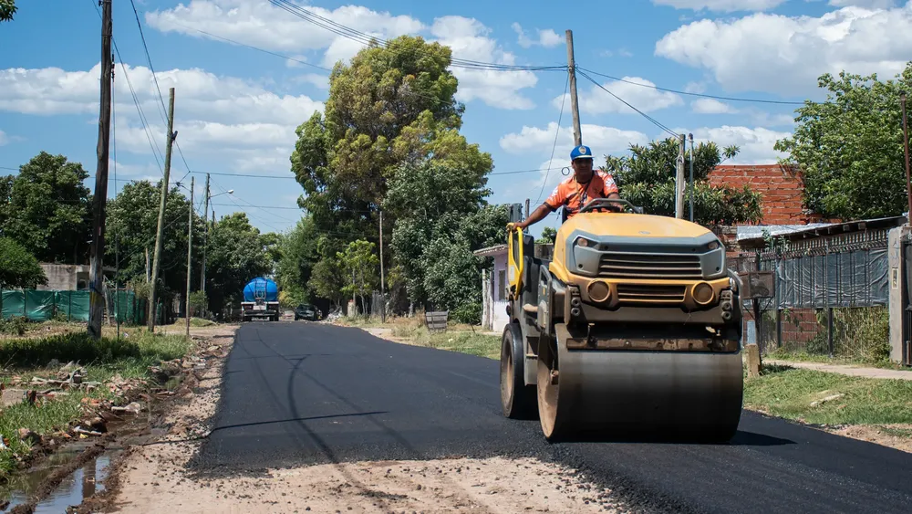 Moreno suma nuevas cuadras de asfalto y bacheo para mejorar la movilidad