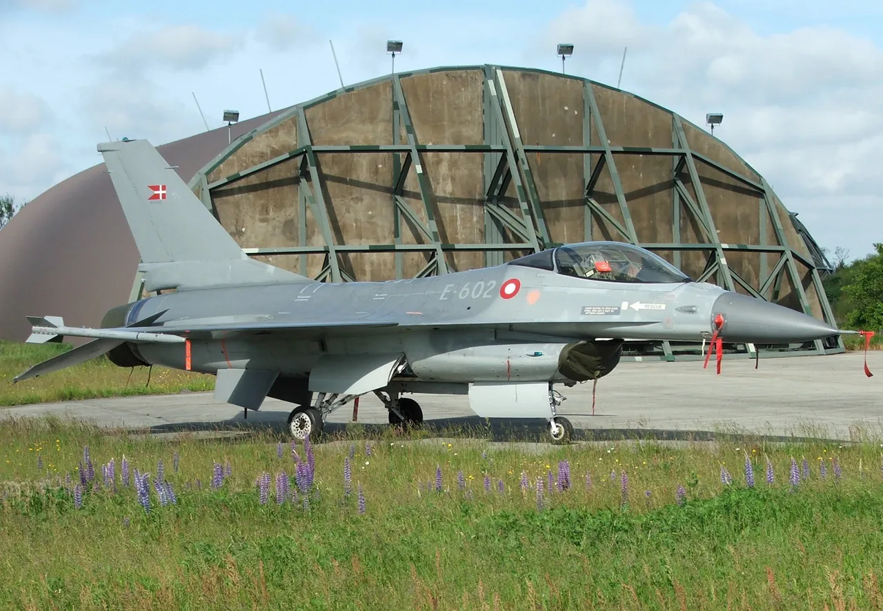 F16