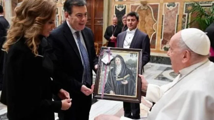 Gerardo Zamora le obsequió al Papa Francisco un cuadro de Mama Antula