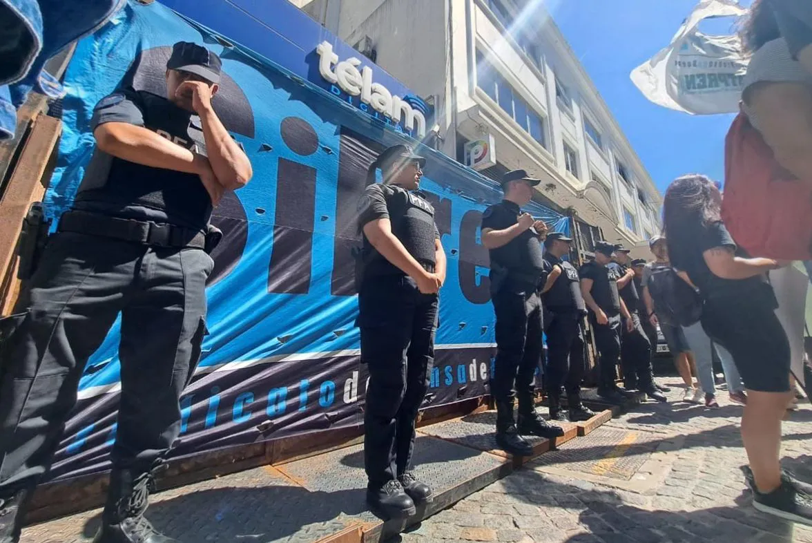 La agencia Télam vallada y custodiada
