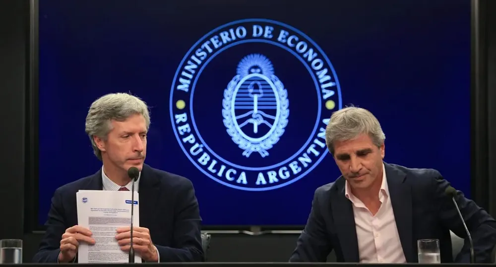 Santiago Bausili junto a Luis Caputo