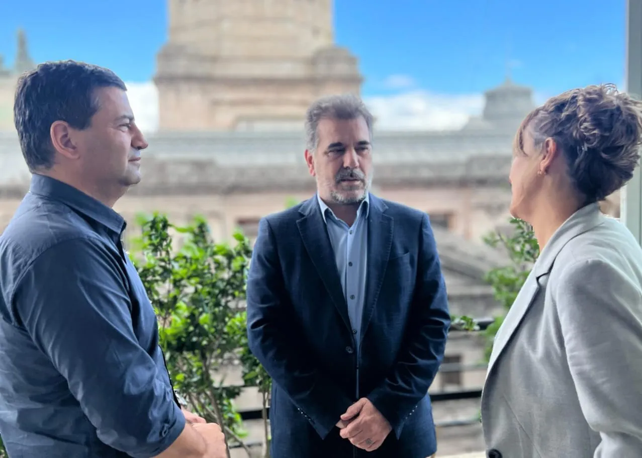 Emiliano Álvarez Porte y Gisela Caputo junto a Cristian Ritondo