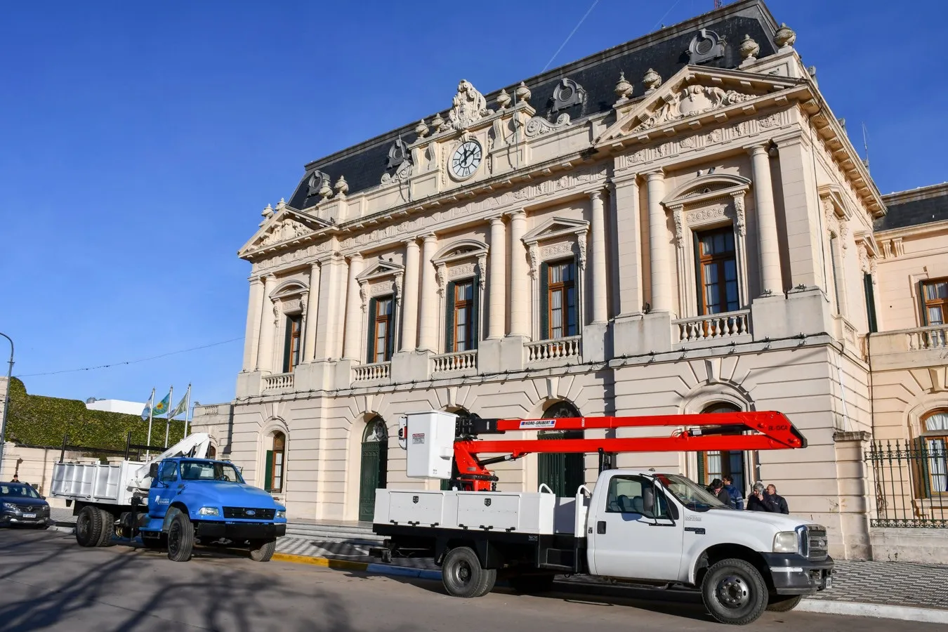 Barenghi presentó un hidroelevador y un camión hidrogrúa 2