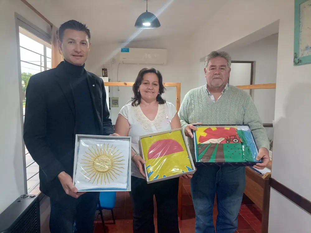 Ferraris entregó banderas