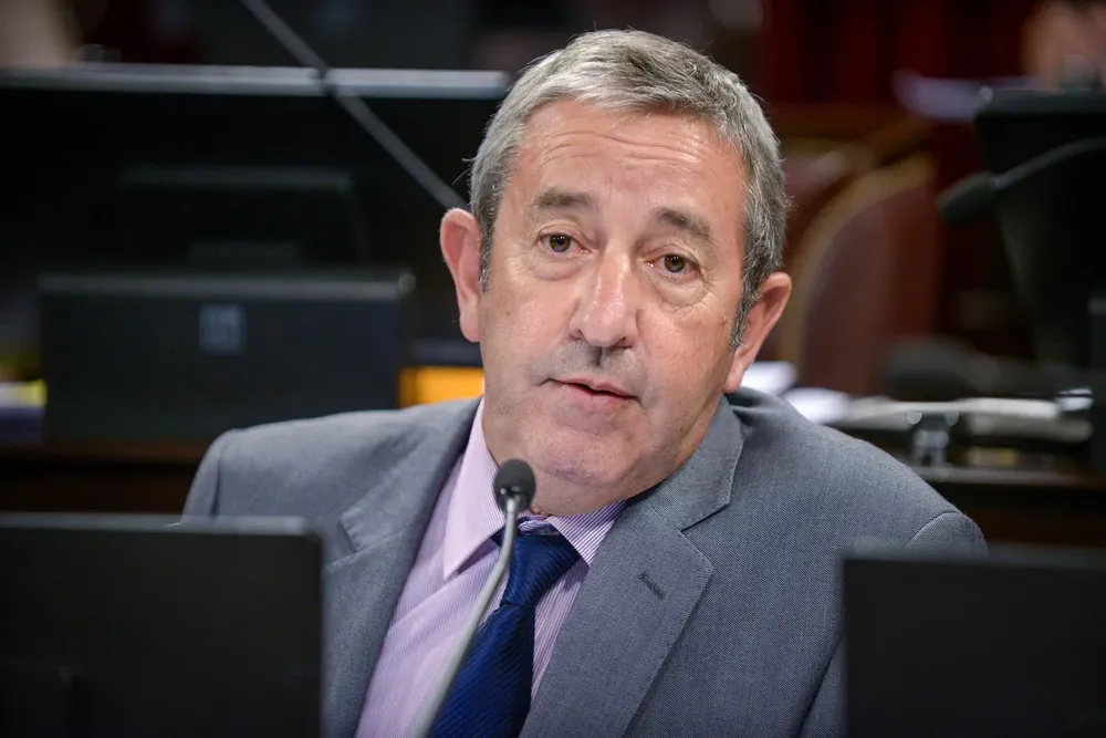 Cobos presenta proyecto  Cobos Julio