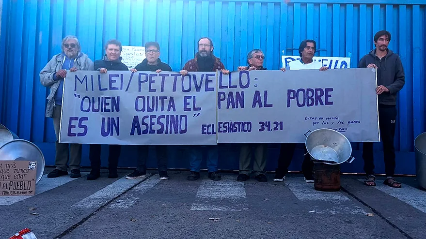 Comedores protestan frente a los galpones del Ministerio de Capital Humano