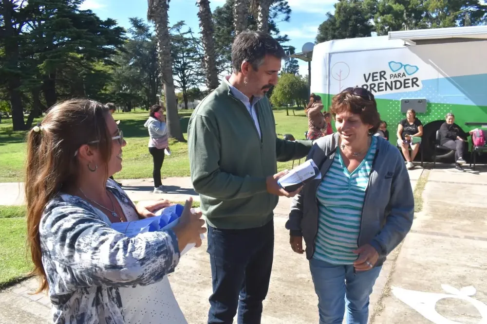 General Alvarado entregan lentes gratuitos.