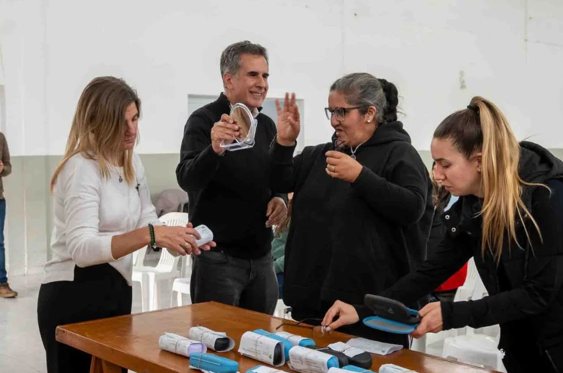 Rivadavia entregó anteojos 2