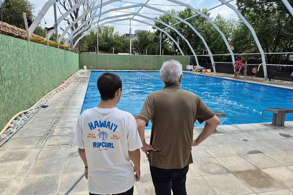 A fin de reforzar la infraestructura deportiva, avanza la instalación de un nuevo cerramiento desplazable en el natatorio del Polideportivo San Martín
