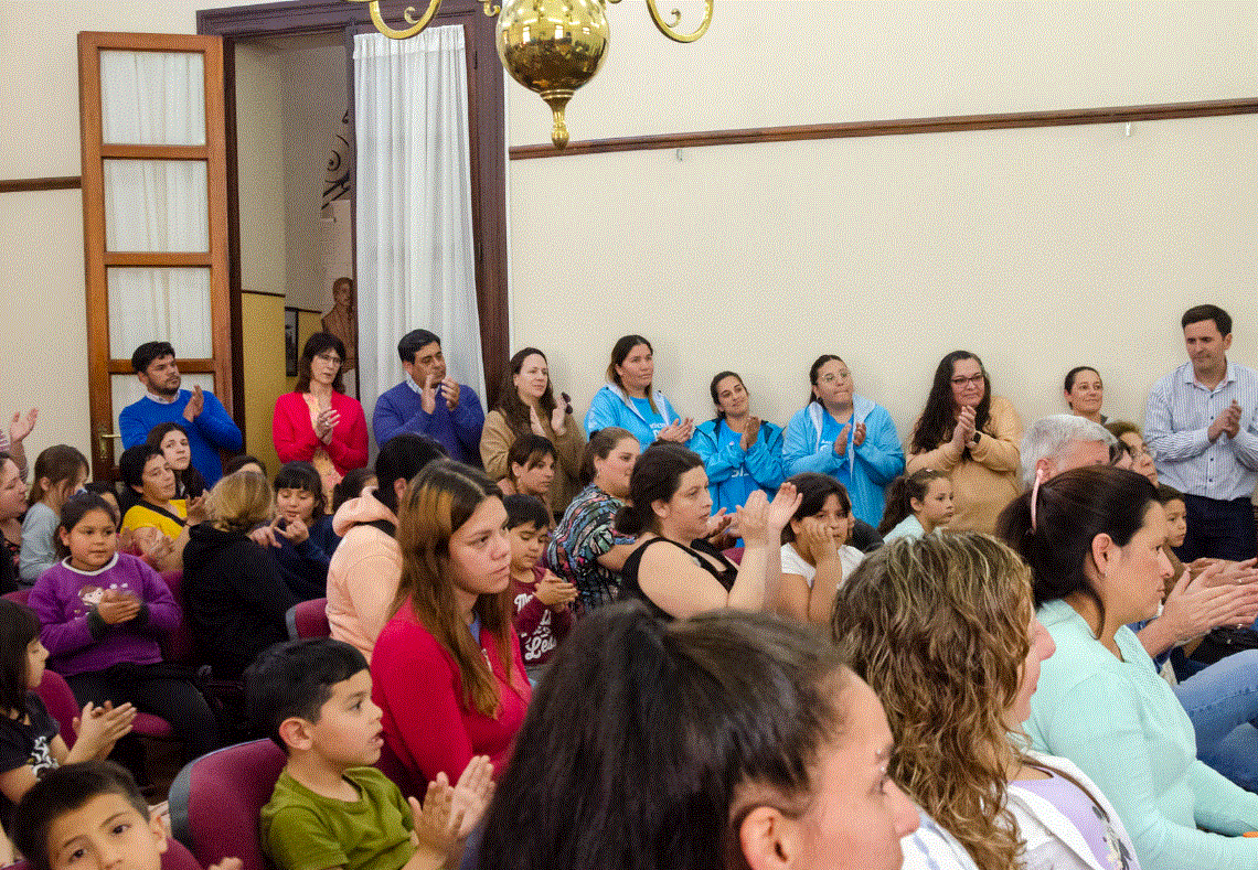Martínez entregó anteojos a niños en Rivadavia 2