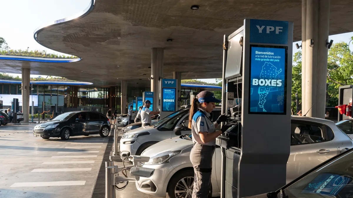 YPF baja el precio de los combustibles.