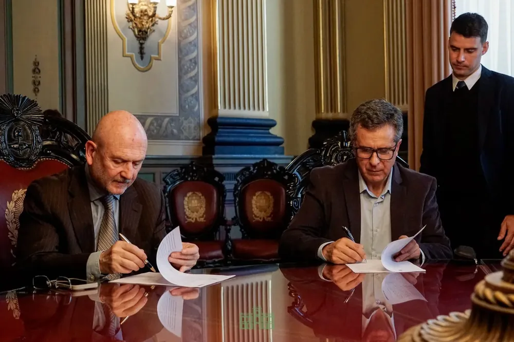 Martínez encabezó firma de acuerdo con la Corte.