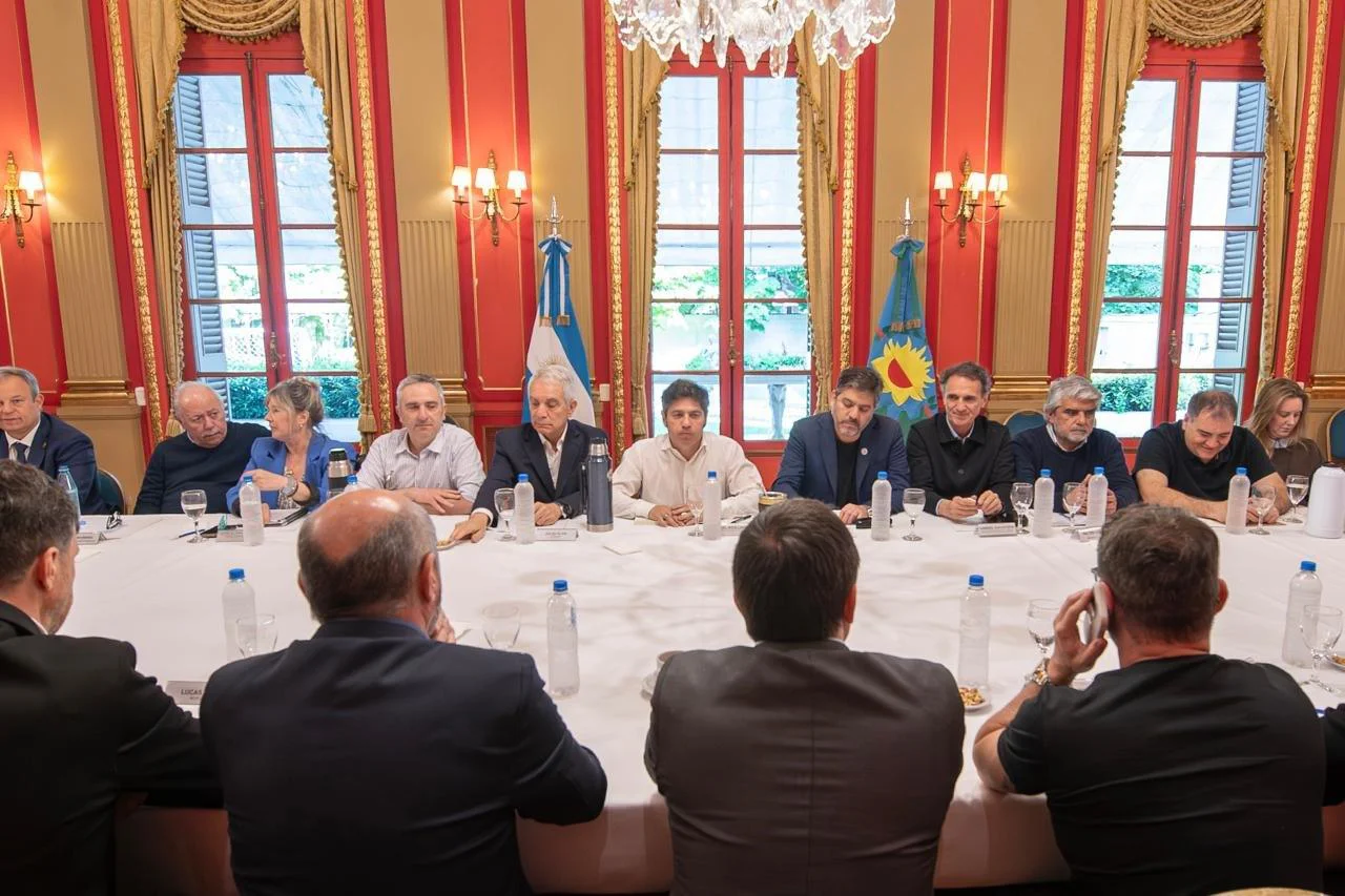 Kicillof recibió a intendentes del MDF en la Gobernación. 1