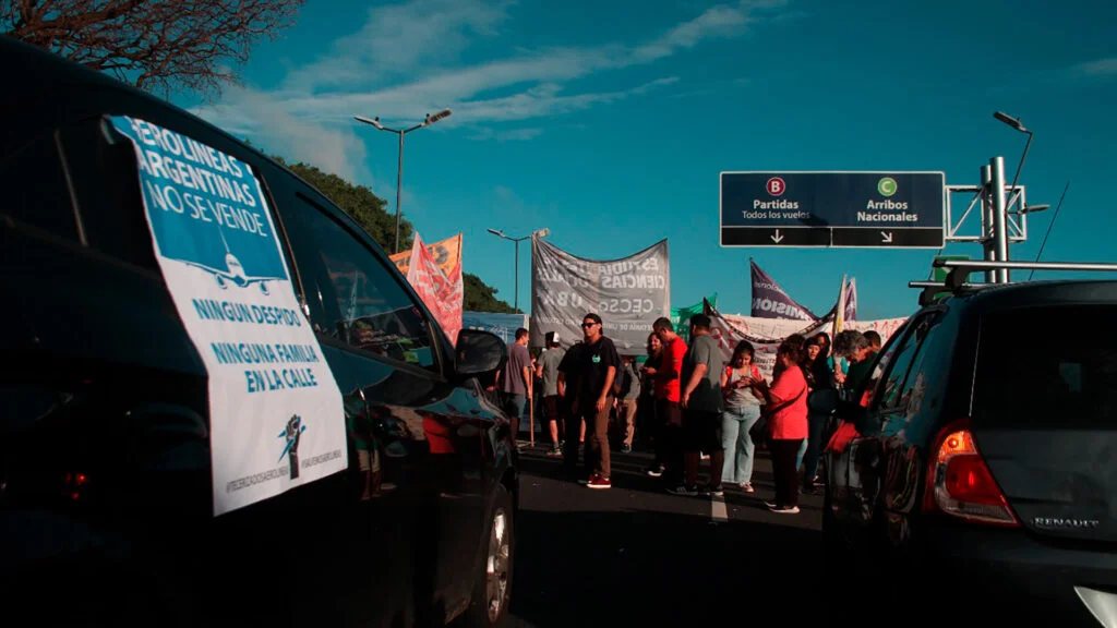 Tercerizados despedidos de Aerolíneas cortan la avenida Costanera Tercerizados despedidos de Aerolíneas cortan la avenida Costanera
