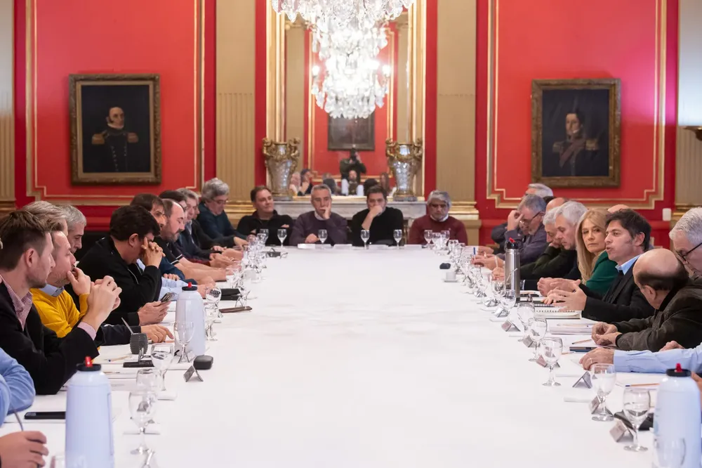 Axel Kicillof junto a intendentes de Movimiento Derecho al Futuro