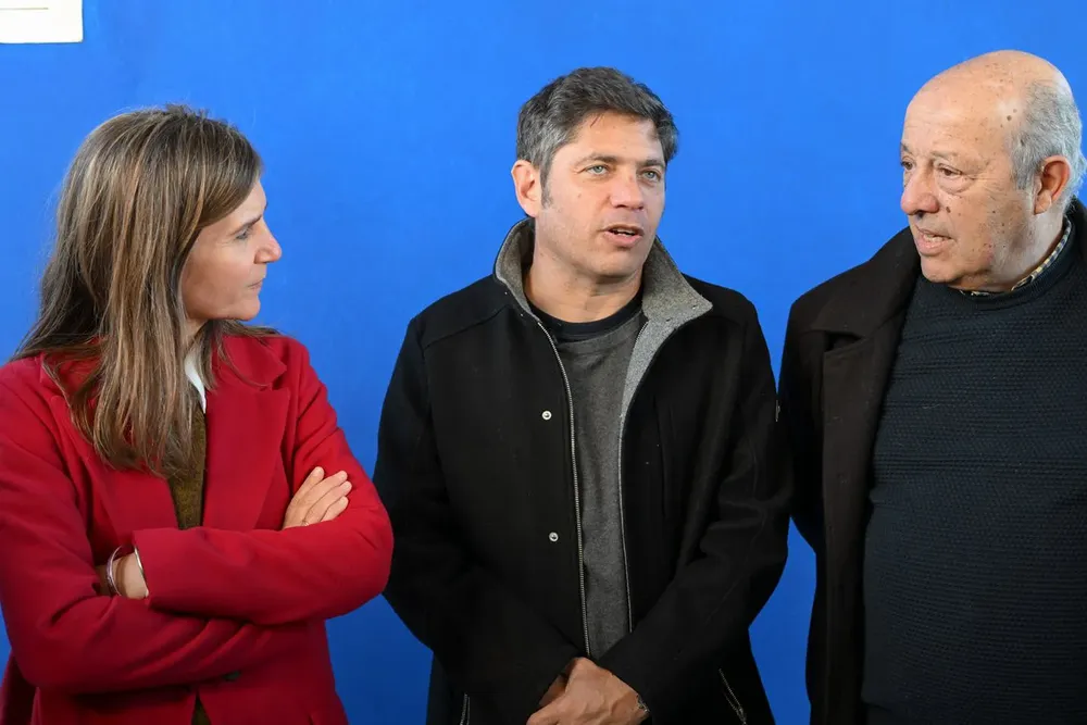 Kicillof junto a los candidatos a senadores por la Quinta Sección, Fernanda Raverta y Jorge Paredi