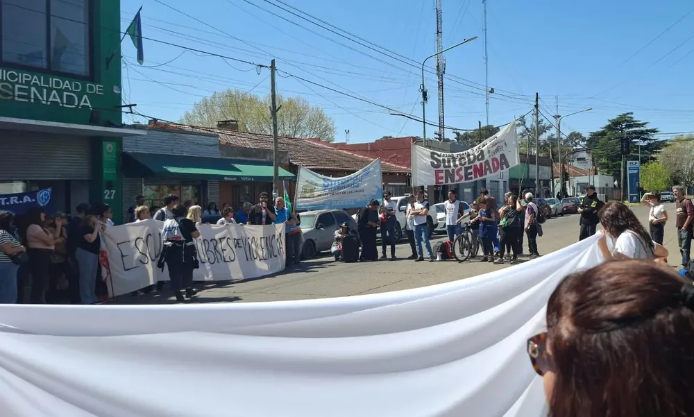 Los docentes de Ensenada se movilizaron tras la agresión en la Escuela Mosconi.