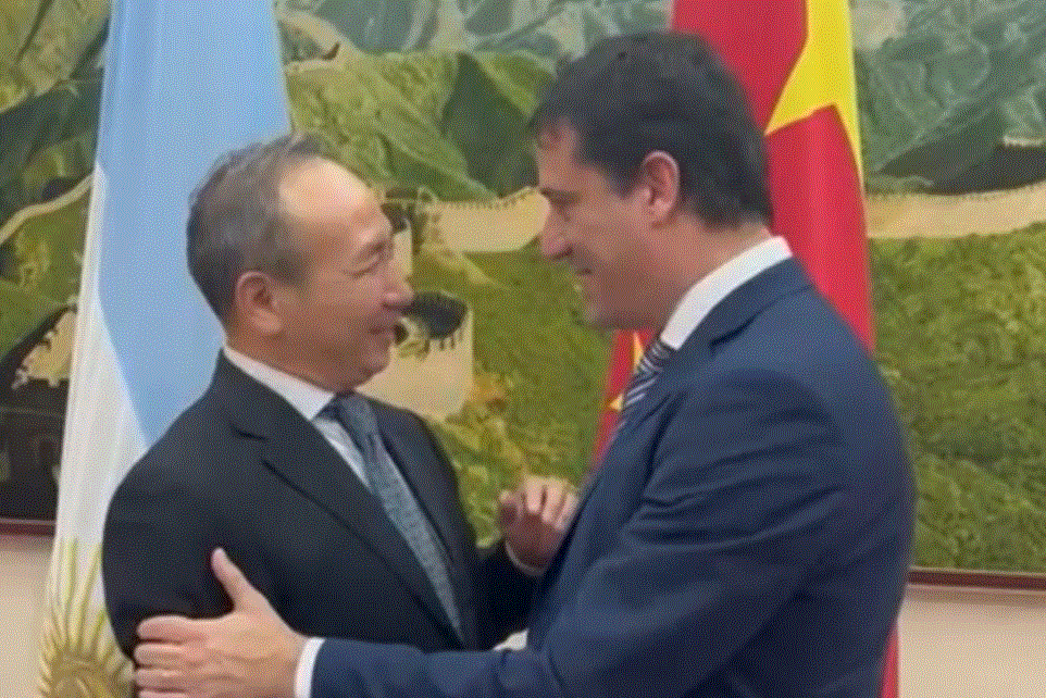 Abad junto al embajador chino Wei Wang .