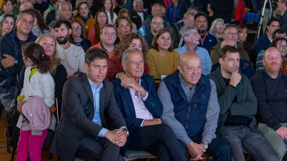 Axel Kicillof junto a intendentes