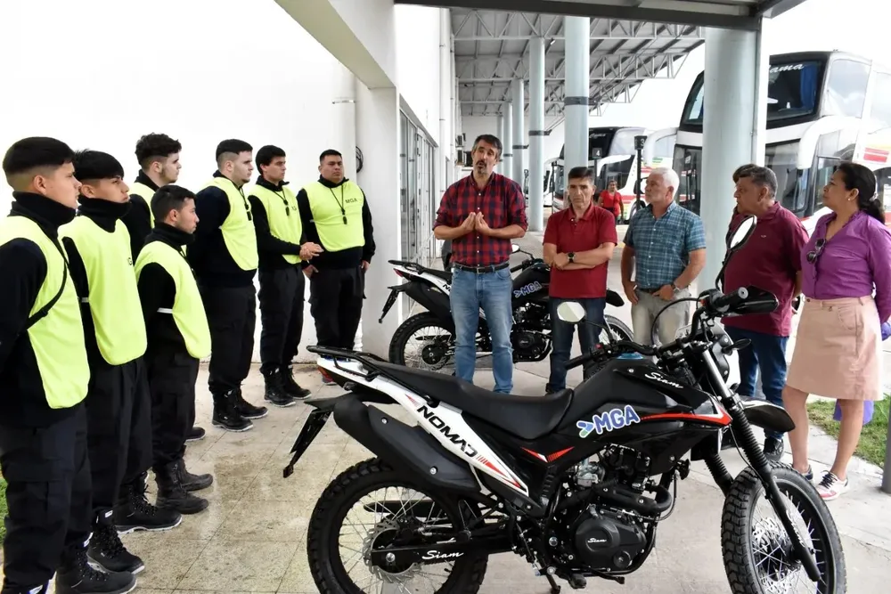 Sebastián Ianantuony junto a agentes de seguridad de Miramar