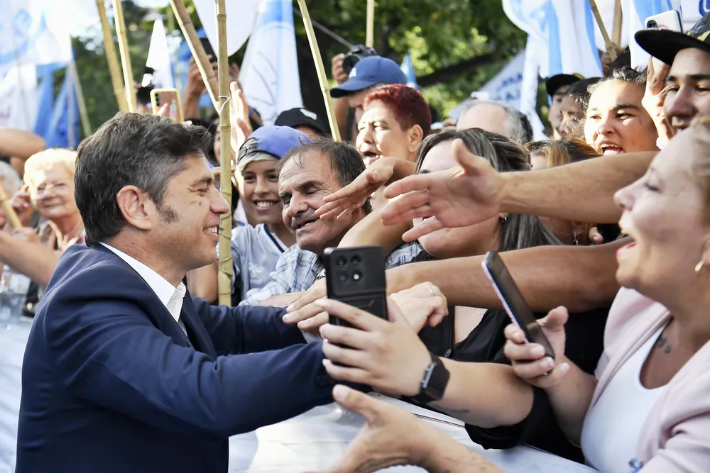 Axel Kicillof junto a militantes frente a la Legislatura.